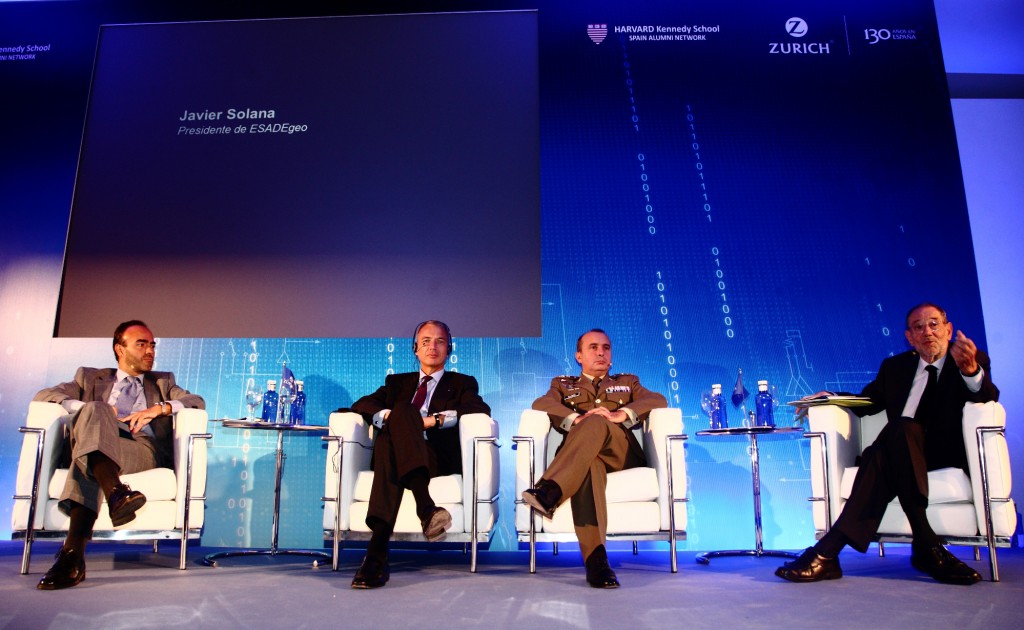 Antonio Núñez, presidente de la Harvard Kennedy School; Axel Lehman, Chief Risk Officer Grupo Zurich; Coronel, Roberto Villanueva, Jefe del Estado Mayor y Segundo Jefe del Mando Conjunto de Ciber-defensa; Javier Solana, presidente de ESADEgeo.