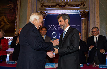 Manuel Olivencia recibe el premio de Lesmes